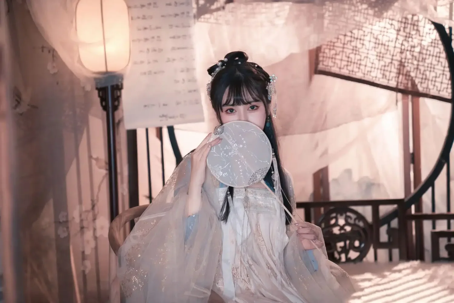 灯笼与窗格旁的古风人物影像