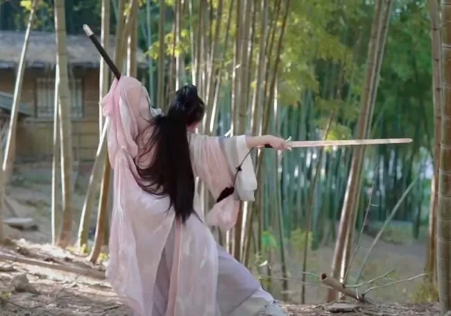 竹林中的古风人物与长剑
